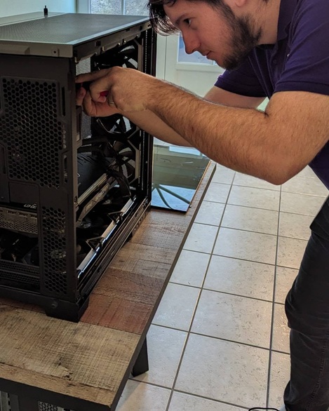 Léo, technicien Forge16, monte un PC dans l'atelier de Saint-Séverin